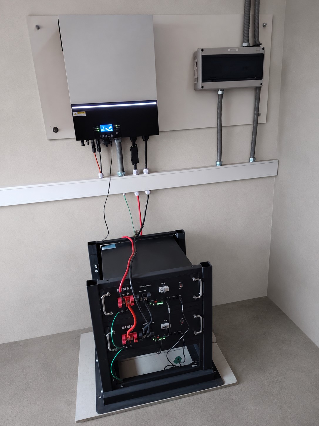 Cuarto de equipos del sistema Off-Grid en Pichasca: inversor y baterías de litio